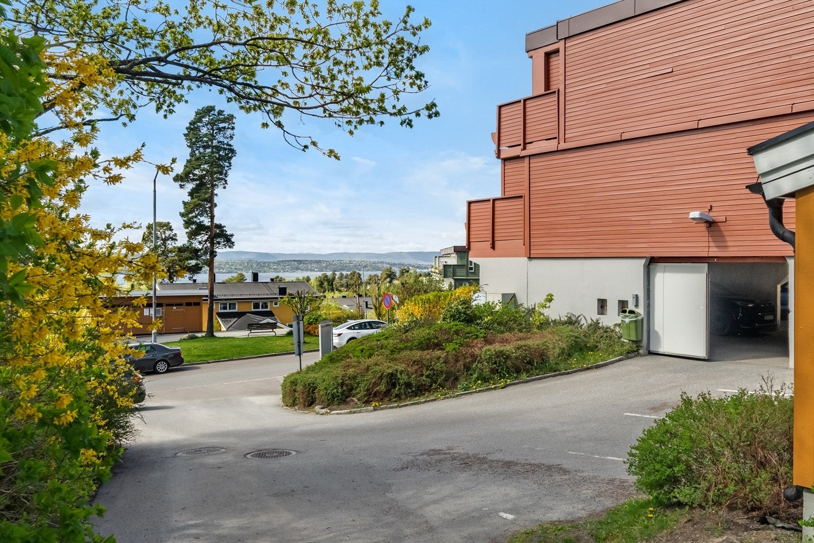 Leiligheten har egen garasjeplass under bygget, noe som gir enkel og trygg parkering. Beboer kan søke om å sette opp lader for elbil, etter den løsningen borettslaget har for elbillading. Galleribilde