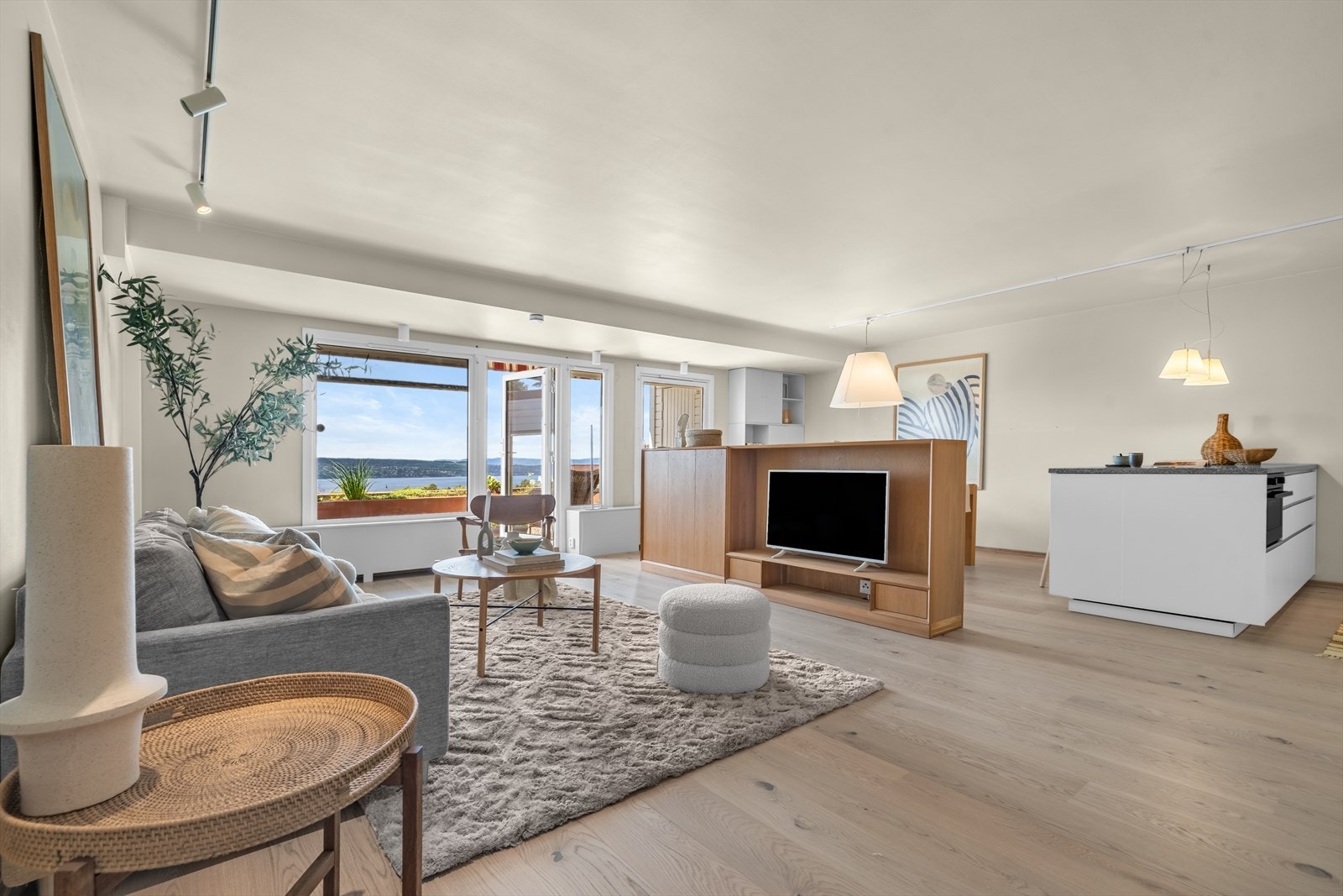 Rommet gir en herlig atomsfære som du kan slappe av og nyte den vakre utsikten. Galleribilde