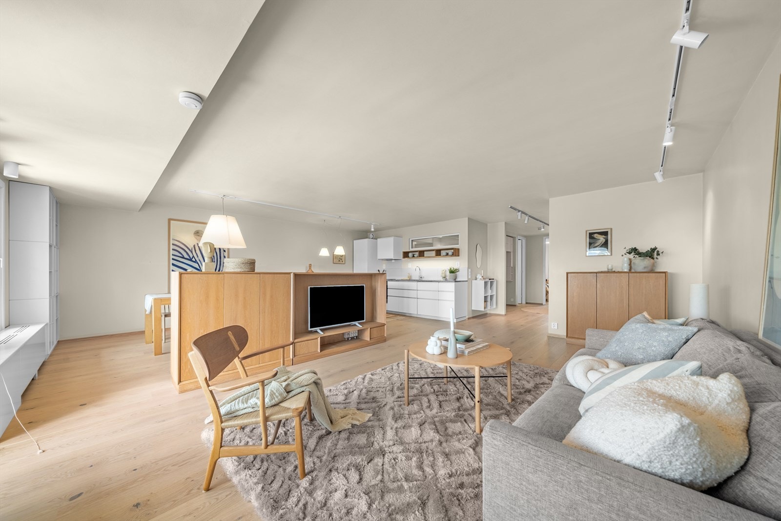 Stuen har nylagt gulv og er malt i moderne, lyse farger som skaper en frisk og luftig atmosfære. Galleribilde