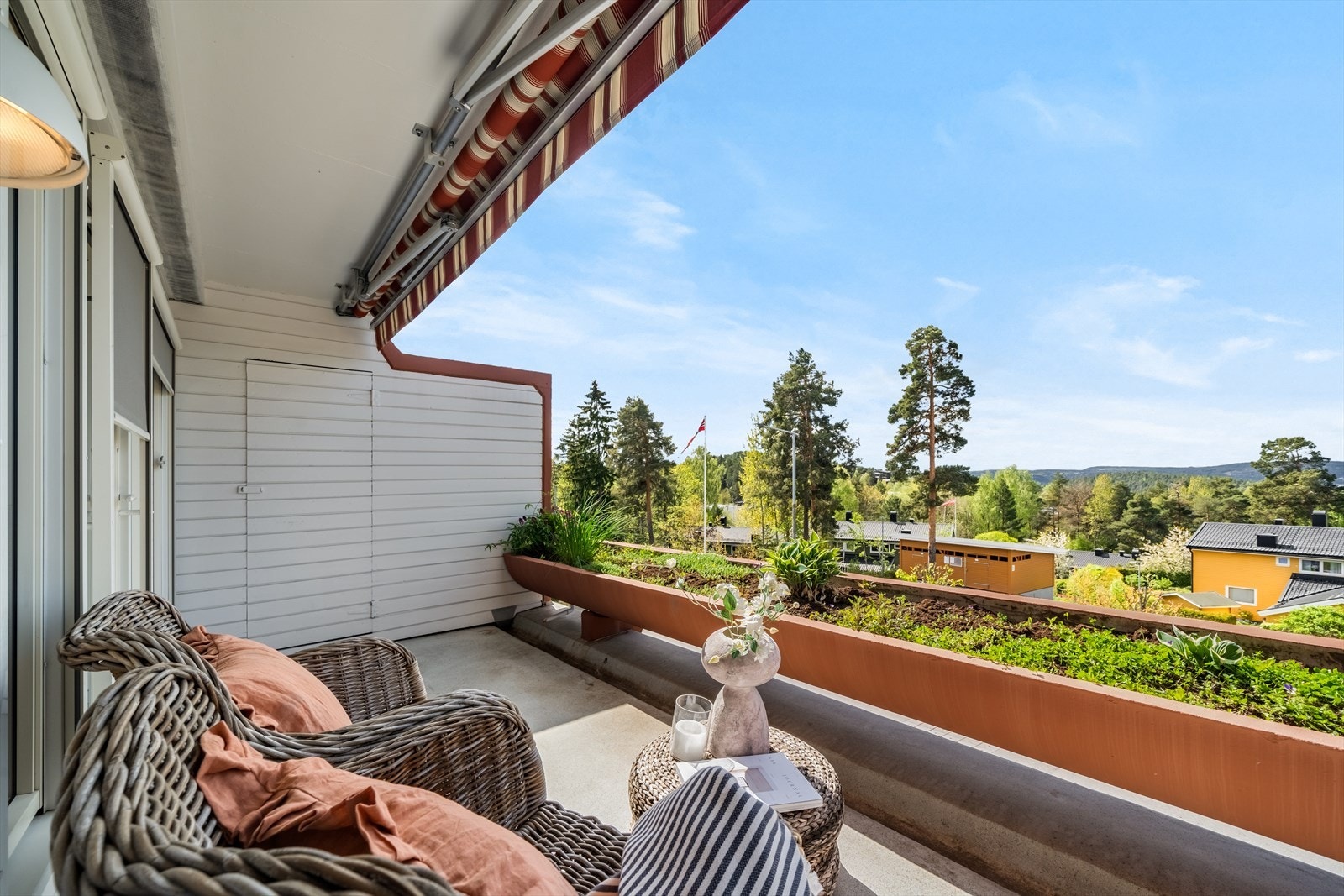 Fra stuen har du også direkte utgang til balkongen på 10 kvm, hvor du kan nyte solfylte dager og rolige kvelder. To boder på terrassen på henholdsvis ca. 1 m². og 2 m². Galleribilde