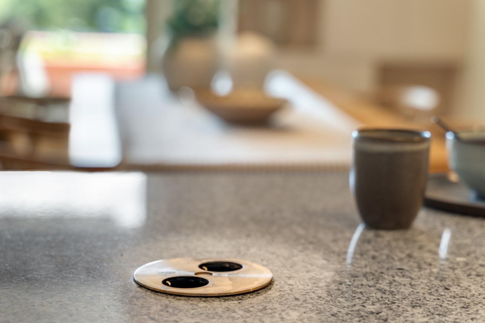 Detaljer ved kjøkkenet - innfelt stikkkontakter. Galleribilde