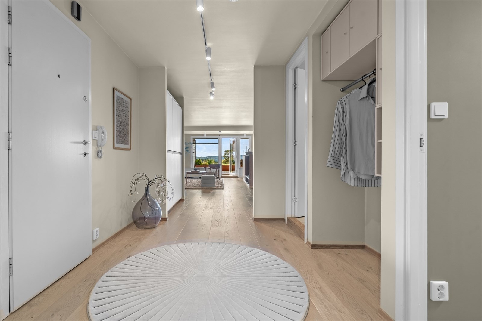 Her føler du deg hjemme fra første stund! God plass i innbygget skap og mulighet for sette opp større skap ved døren. Galleribilde