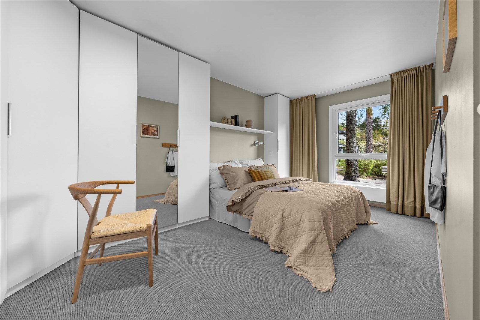 Det er innredet med en dobbeltseng og god plass på begge sider av sengen. Galleribilde