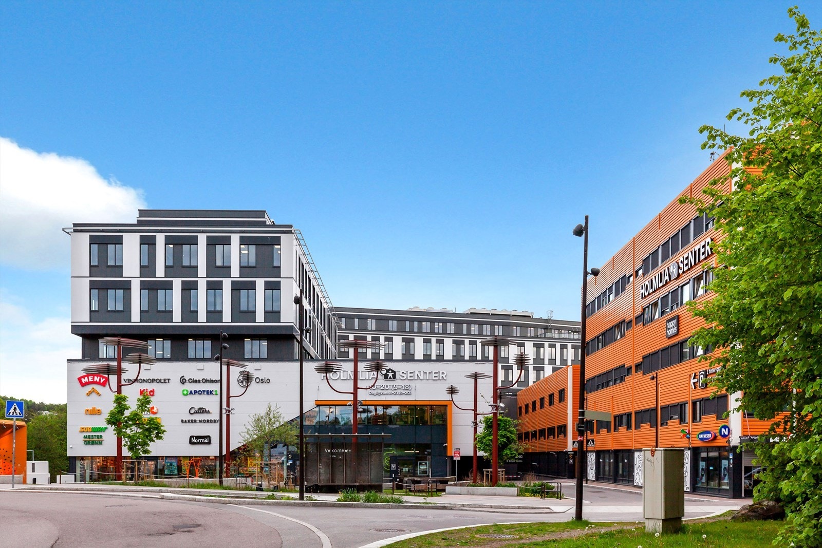 Holmlia Senter ble nylig renovert og ligger innenfor gangavstand. Galleribilde