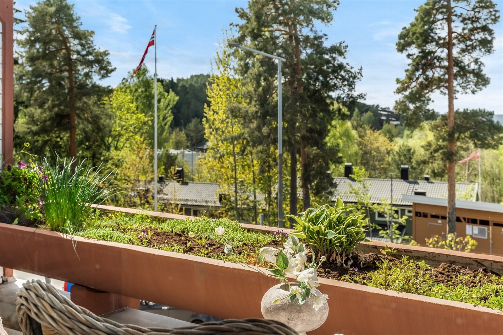 Det har vært foretatt utvendig rehabilitering av rekkehus og blokkene all hovedsak har bestått av maling av fasader og balkongkasser, samt nytt gulvbelegg på balkongene. Galleribilde