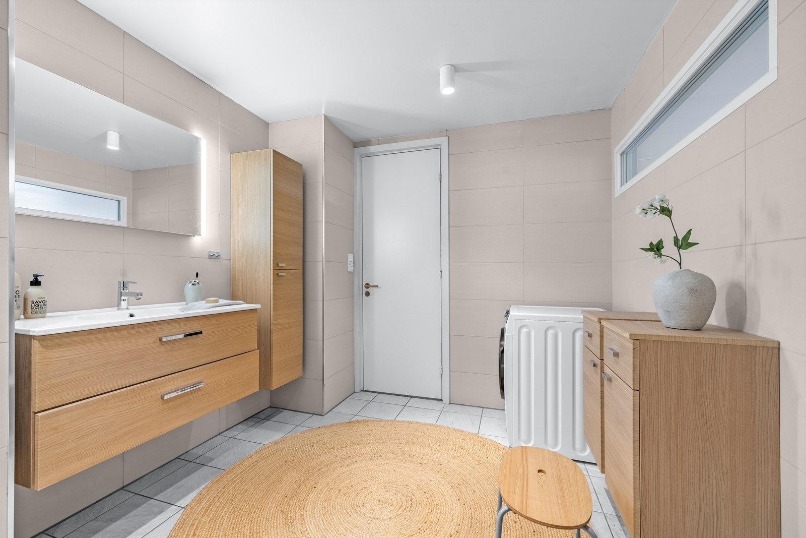 Pent og moderne badet fra 2013 har lyse fliser, gulvvarme og en romslig størrelse. Galleribilde