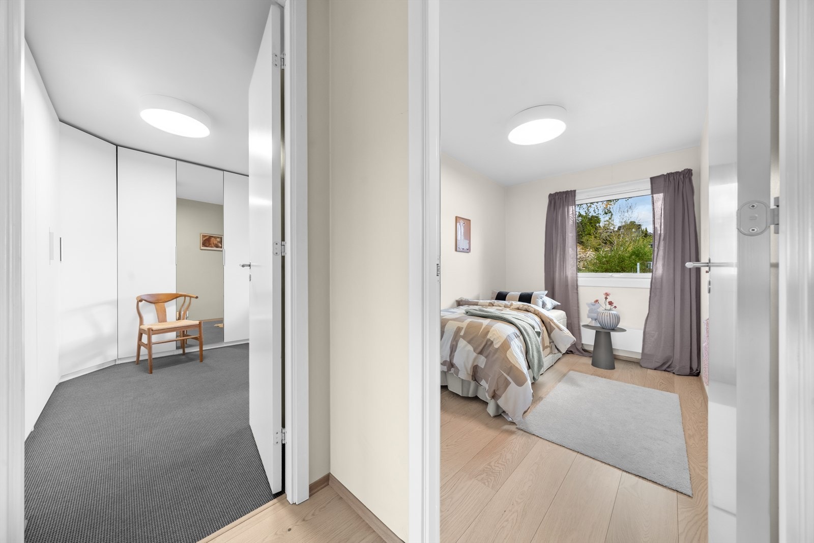 Hovedsoverommet har stort garderobeskap som gir rikelig med oppbevaringsplass. De store vinduene fra 2020 slipper inn rikelig med naturlig lys, noe som skaper en behagelig og innbydende atmosfære. Galleribilde