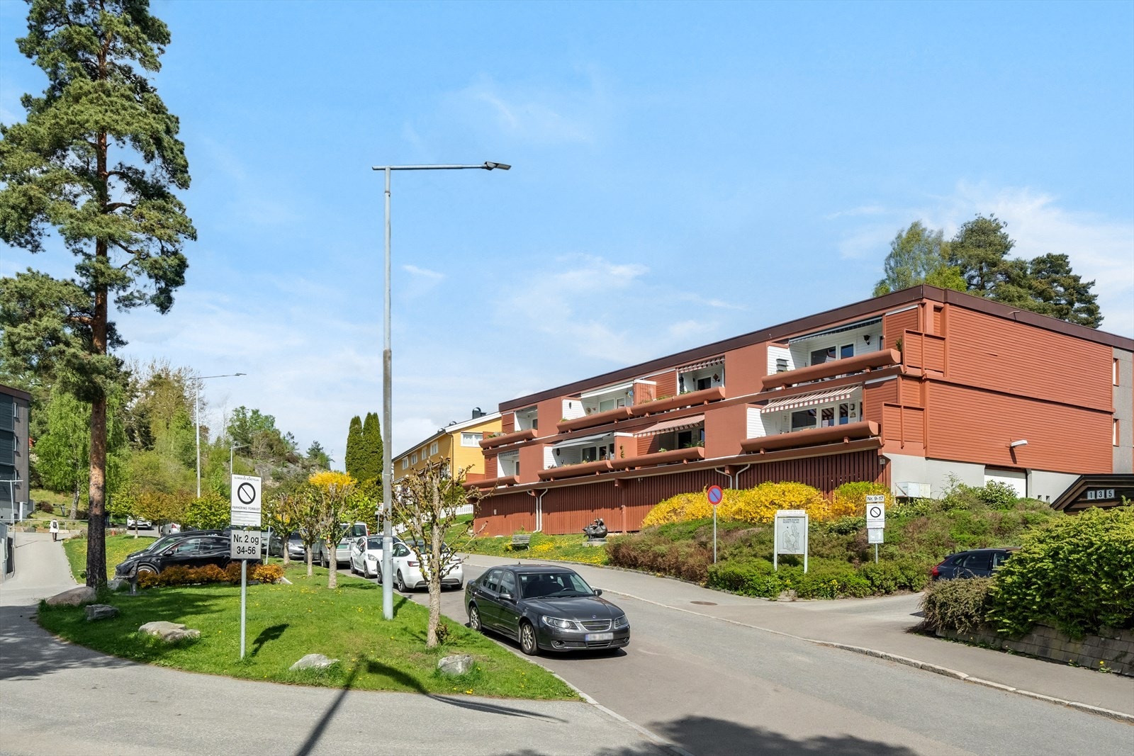 Borettslaget har noen parkeringsplasser og garasjer som leies ut etter ventelister. Dersom du ønsker plass, ta kontakt med styret Utenfor leiligheten er det oppmerkede plasser der gjester kan parkere. Galleribilde