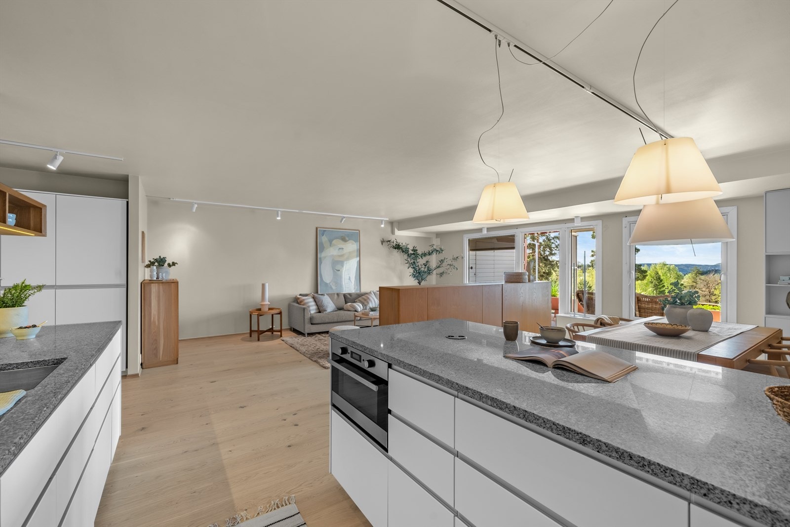 Leiligheten har en moderne planløsning med gjennomtenkte soner som utnytter plassen. Galleribilde