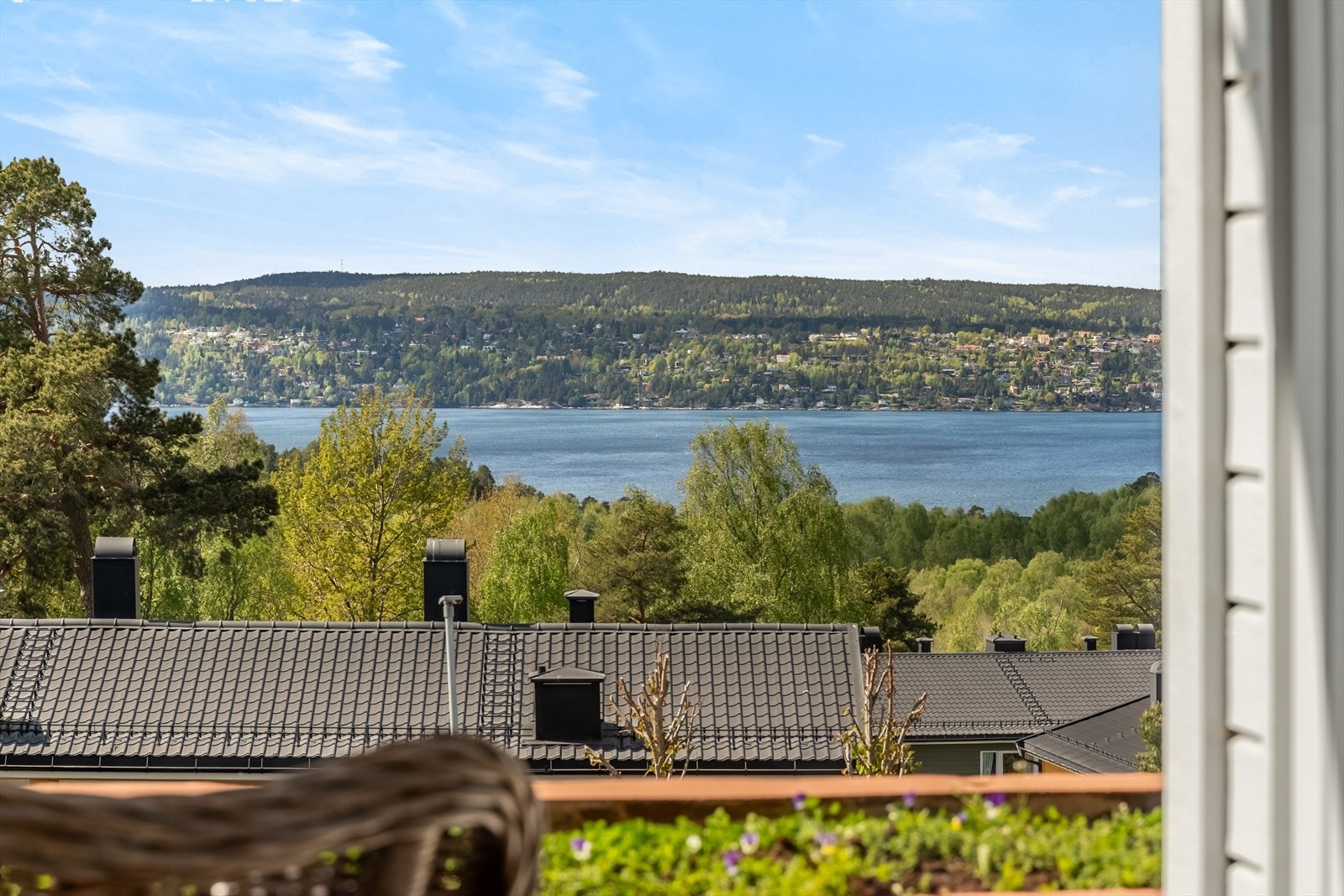 Rett nedenfor Sloreåsen ligger Hvervenbukta, en av Oslofjordens flotteste strender. Mot Svartskog ligger det et rikelig utvalg strender: Bestemorstranda, Ingierstrand, Sandbukta og mange flere. Galleribilde