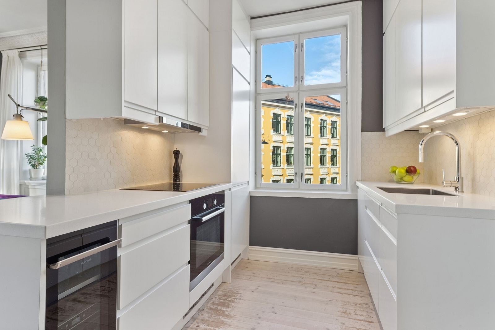 Nyere kjøkken med stilrene flater Galleribilde