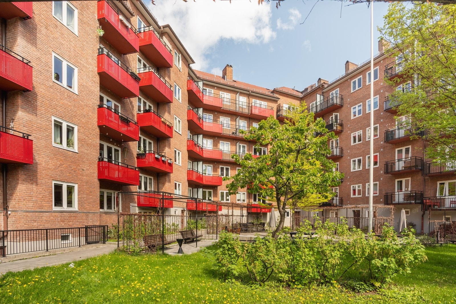 Leiligheten ligger innerst i en blindvei, skjermet fra trafikk og støy Galleribilde