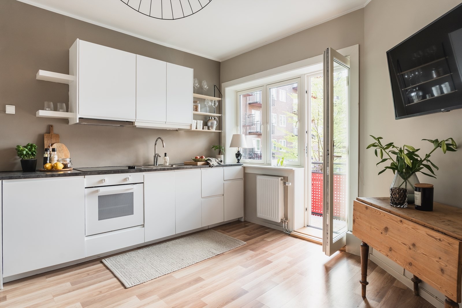 Store vindusflater, mye lys og luftig atmosfære Galleribilde