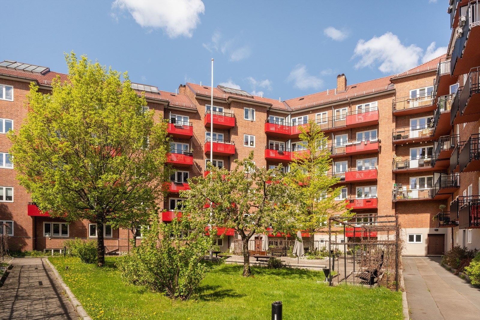 Meget sentral og rolig beliggenhet på idylliske Rosenhoff.Området er kjent for sitt gode bomiljø med vakre bygg i nyklassisk stil og frodige grøntarealer som Torshovdalen og Rodeløkkens kolonihager i umiddelbar nærhet. Galleribilde