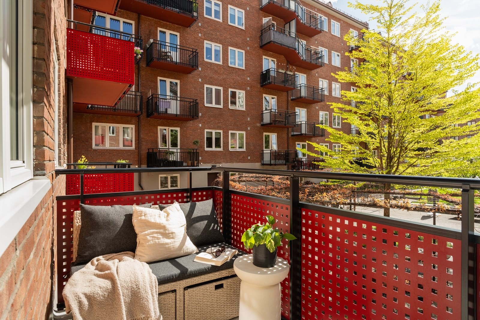 Romslig balkong med gode solforhold Galleribilde