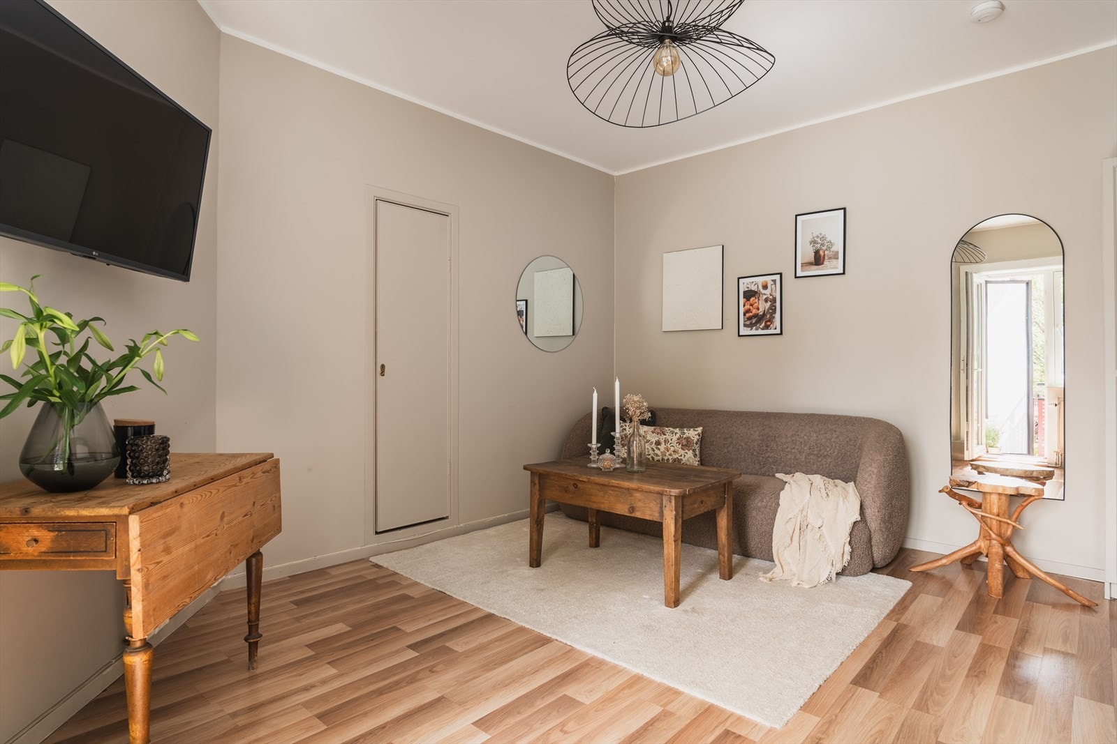 Romslig stue med god plass til sofa og spisebord Galleribilde