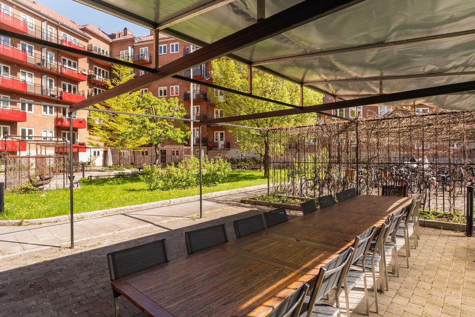 Borettslaget med stor og skjermet bakgård hvor det er mulig å ha større selskaper Galleribilde