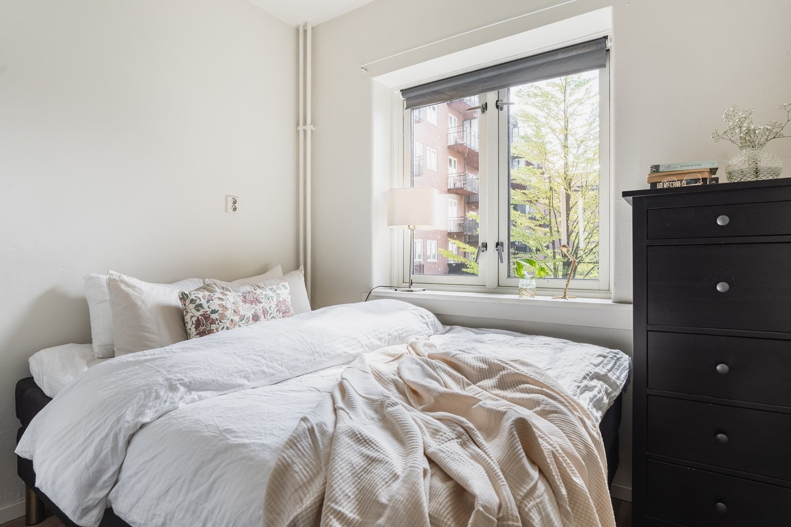 Romslig soverom vendt mot bakgård Galleribilde