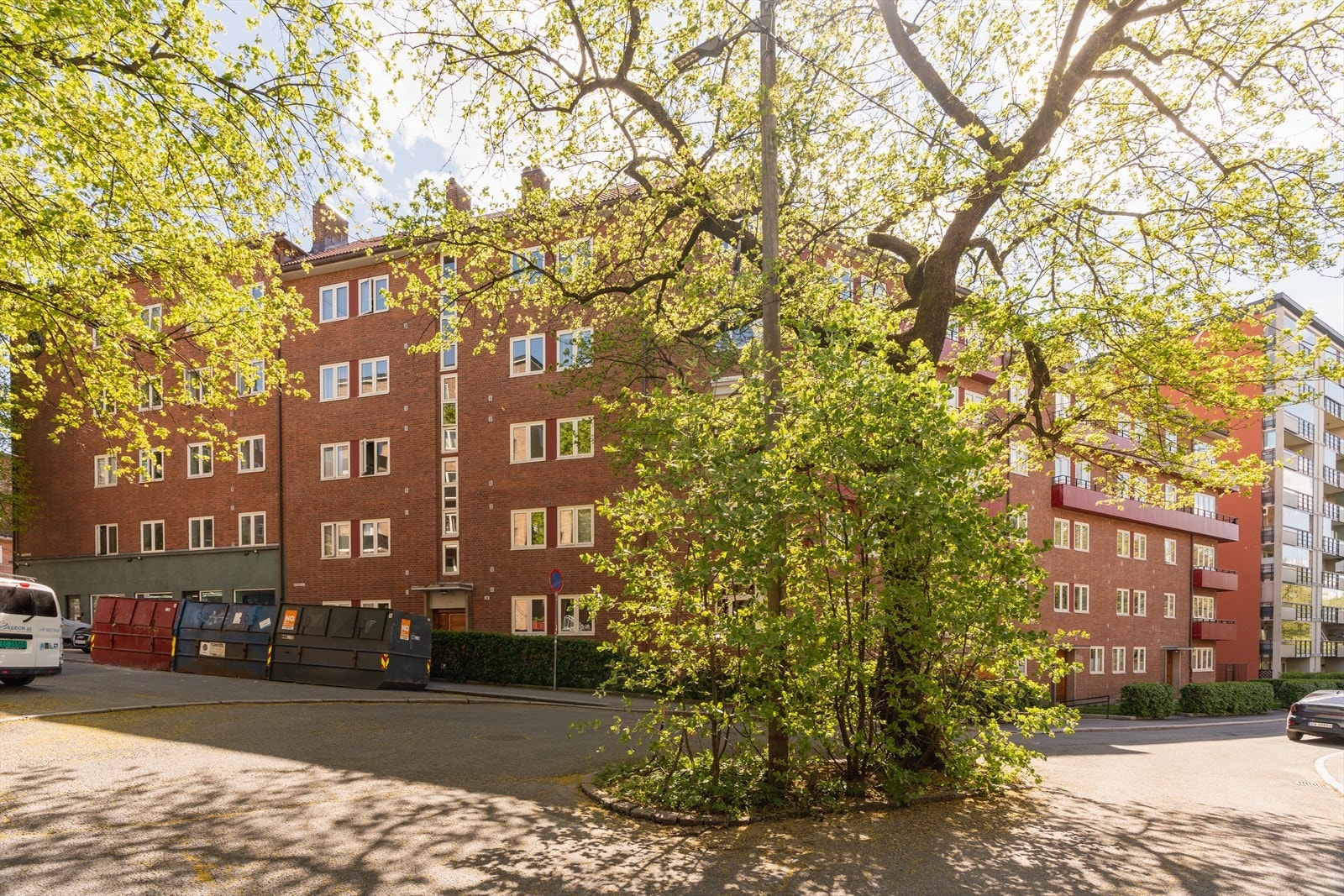 Boligen ligger sentralt og attraktivt til, rett ved Torshovsdalen. Kort vei til rekreasjonsmuligheter, servicetilbud og dagligvareforretninger. Galleribilde