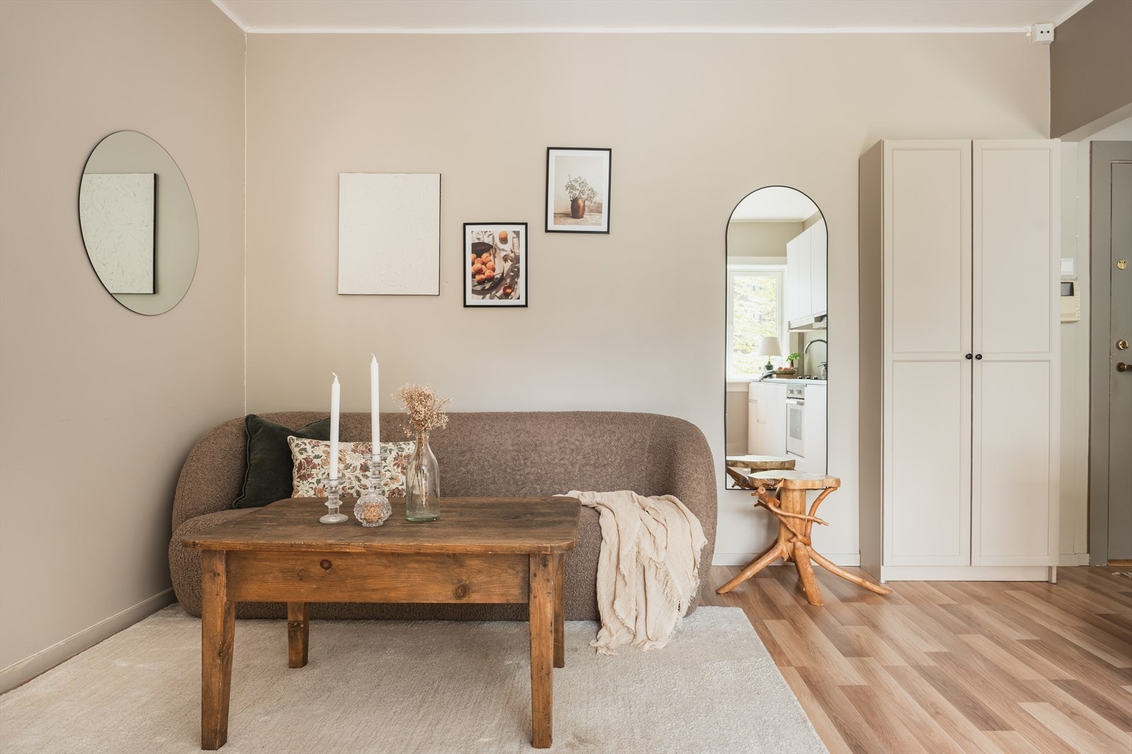 Tiltalende 2-roms leilighet med solrik balkong. Flott planløsning. V.vann/Fyring inkl. Sentral og skjermet beliggenhet. Galleribilde