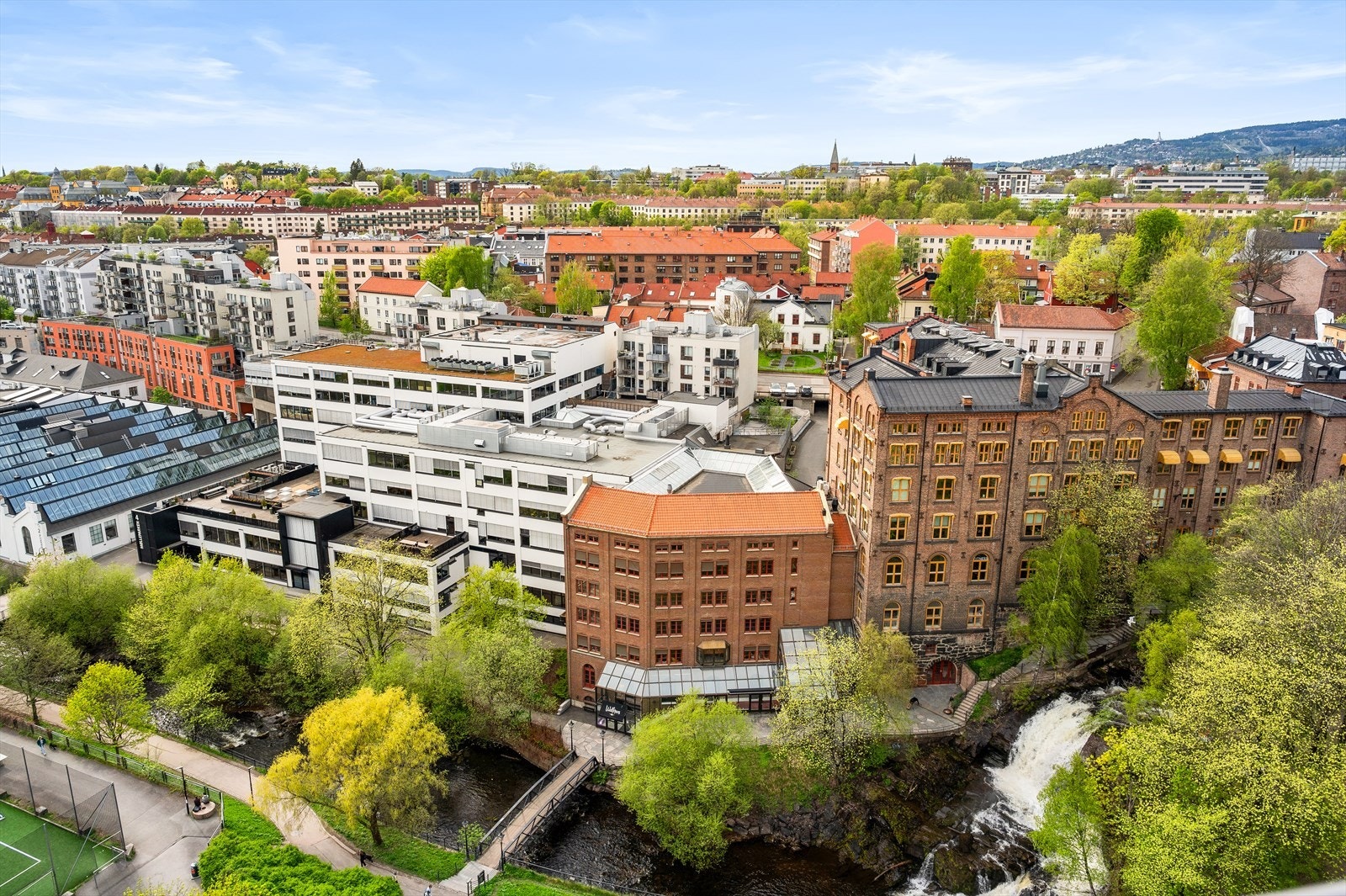 Thorvald Meyers gate 5 befinner seg sentralt, men tilbaketrukket like ved vakre Akerselva Galleribilde