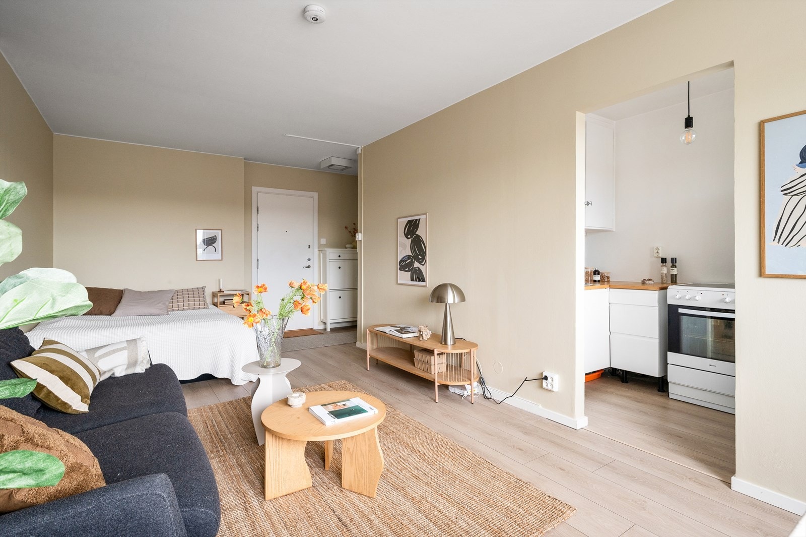 Leiligheten har Akerselva som nærmeste nabo og ellers flotte grøntområder utenfor. Galleribilde