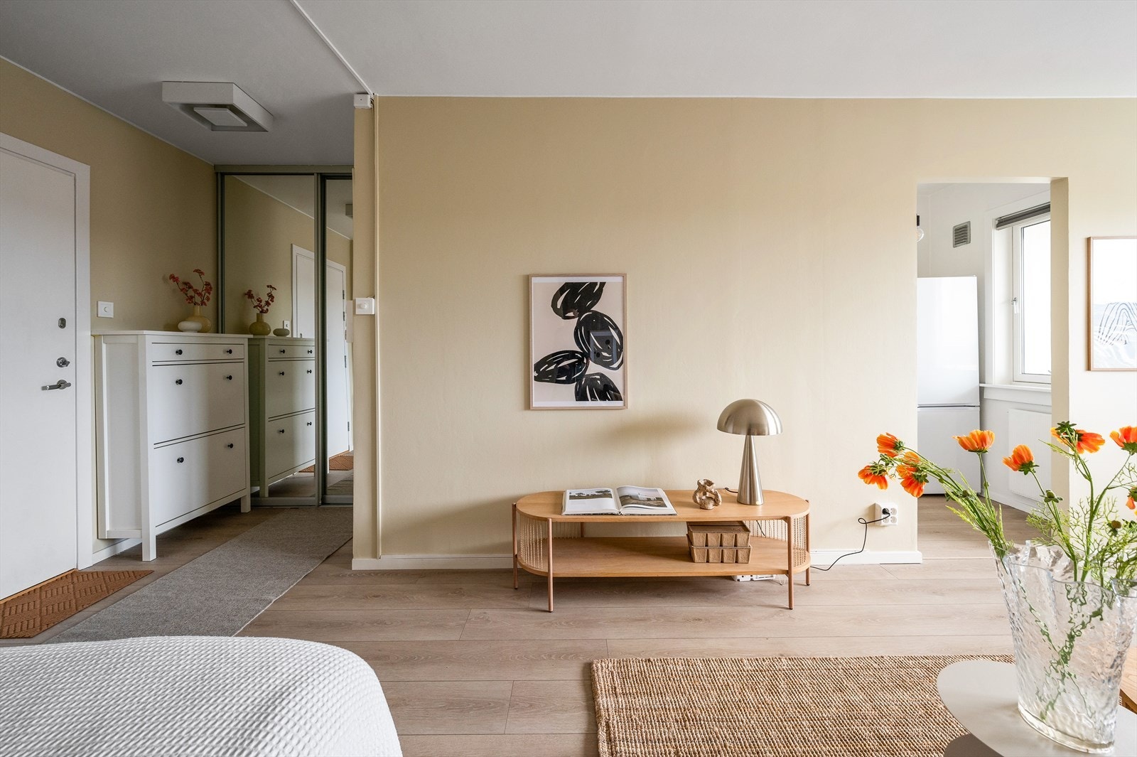 Planløsningen er smart utnyttet med god tilgjengelighet til entré, oppholdsrom og kjøkken fra alle deler av boligen, noe som bidrar til en åpen og funksjonell romfølelse. Galleribilde