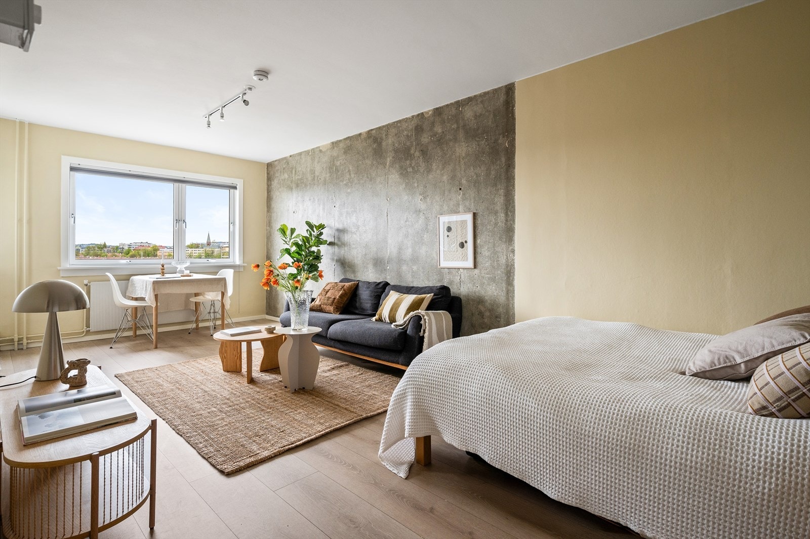 Fra stuen er det utgang til balkong med panoramautsikt utover Oslo og fjorden, samt meget gode solforhold. Galleribilde