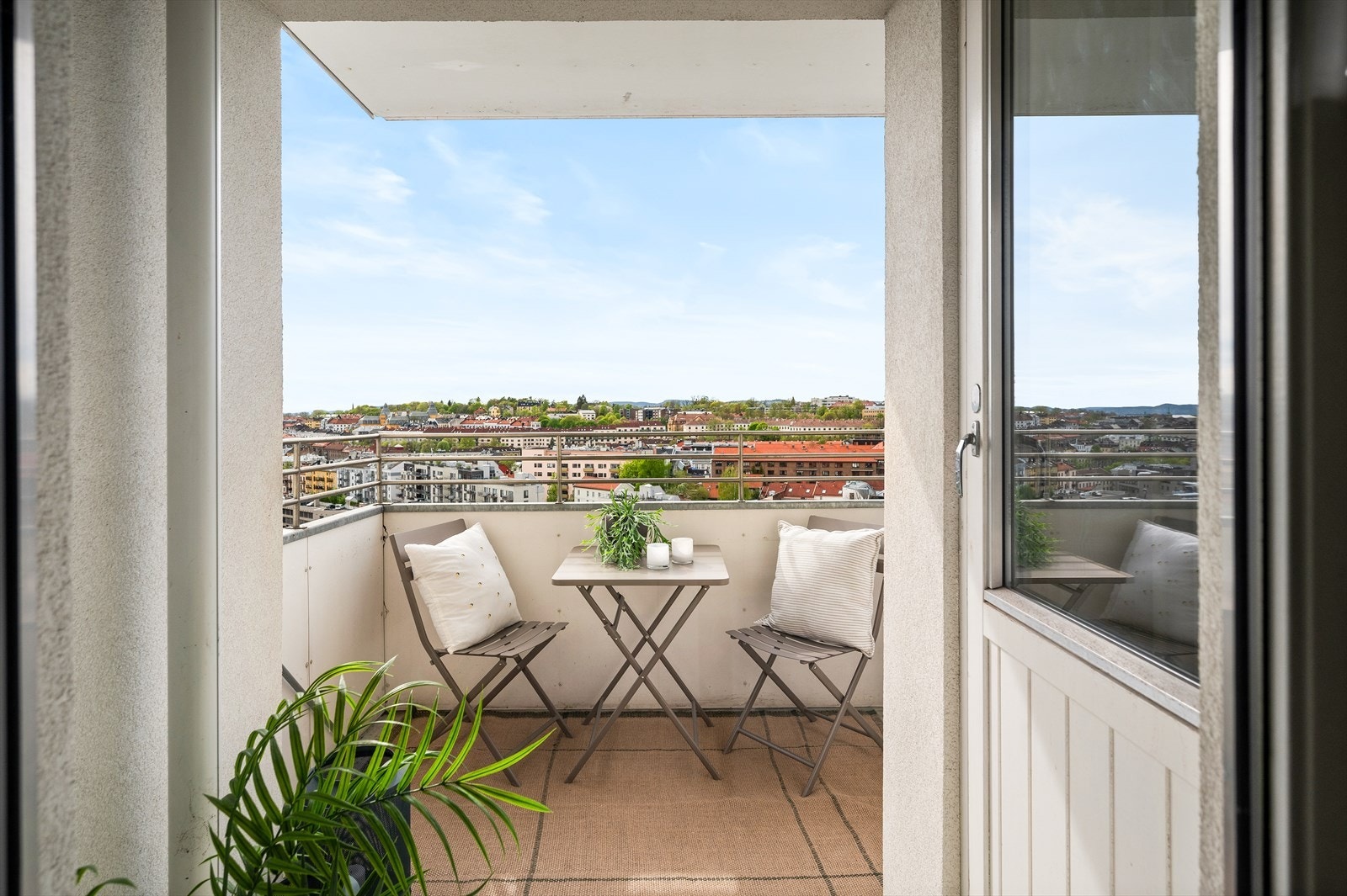 Overbygd, vestvendt balkong på 4 kvm. Galleribilde