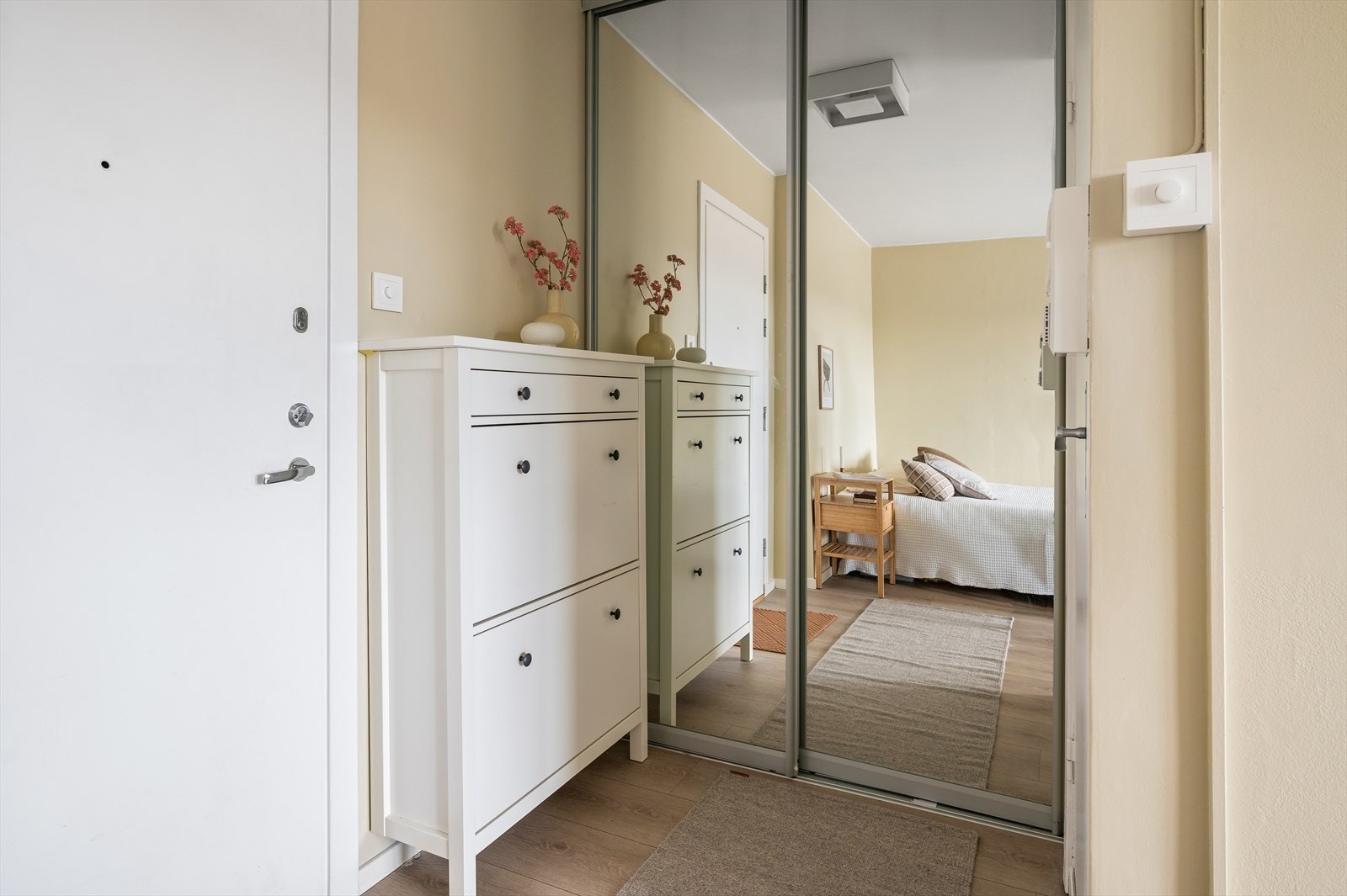 I entréen har du god plass til oppbevaring i skyvedørsgarderobe! Galleribilde