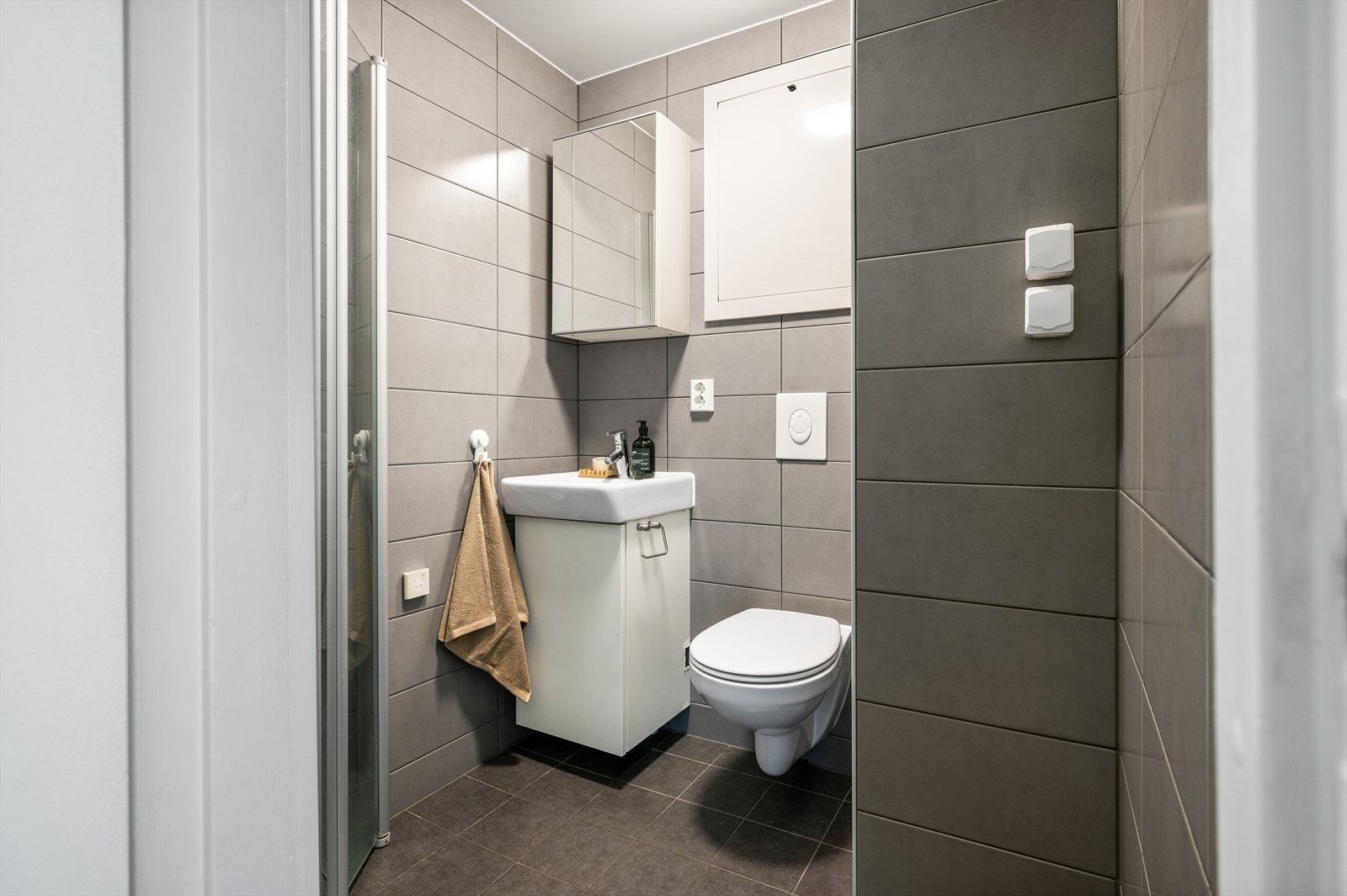 Badet ble renovert i regi av borettslaget i 2022, og er pent flislagt med behagelig gulvvarme. Galleribilde