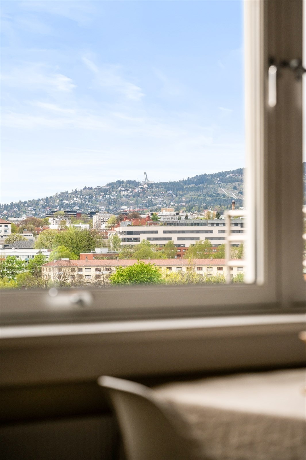 Fra stuebordet har man utsikt til blant annet Holmenkollen, som gir en flott bakgrunn til hjemmet. Galleribilde