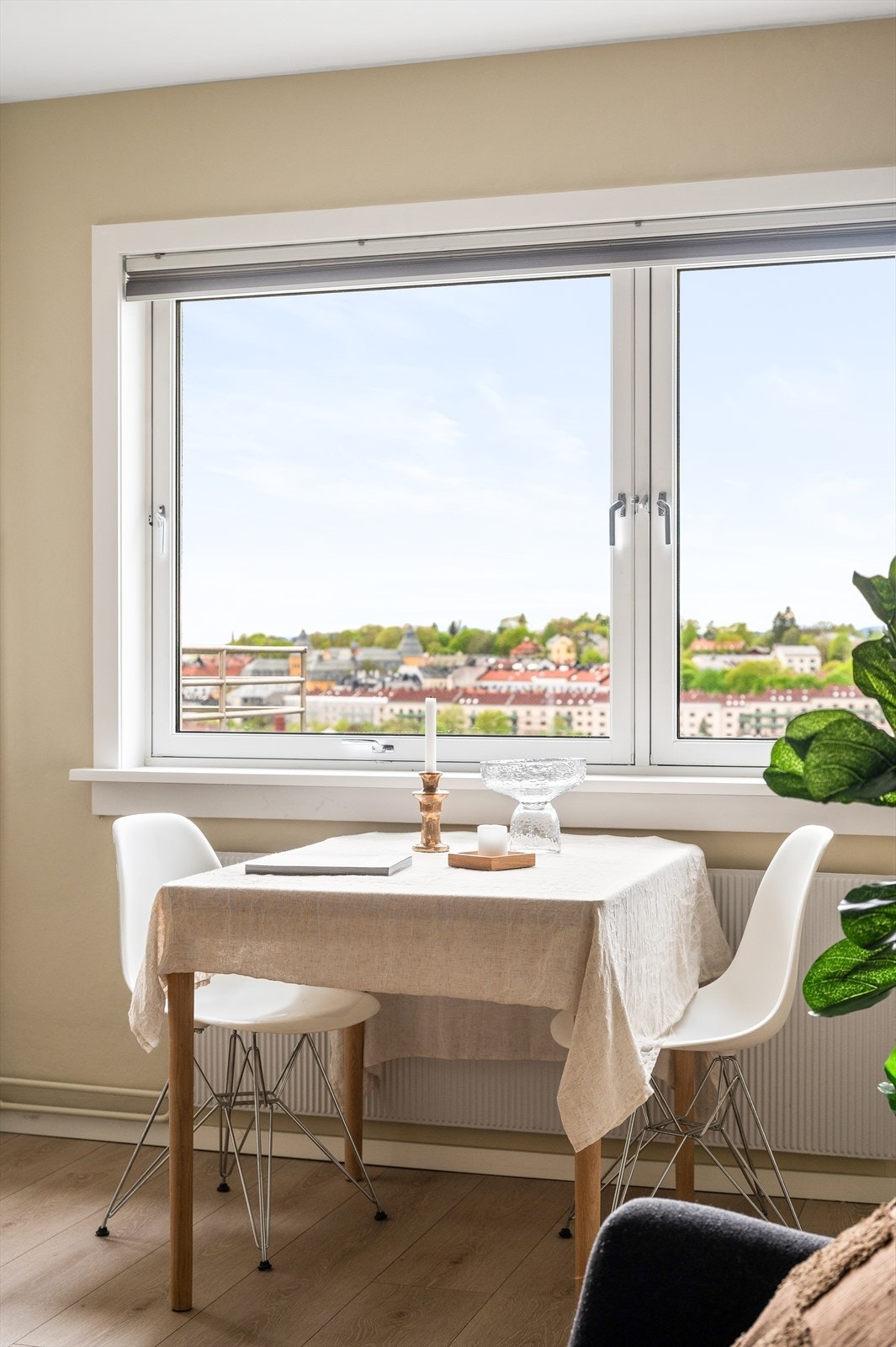 Her har du store vinduer som gir rikelig med lysinnslipp Galleribilde