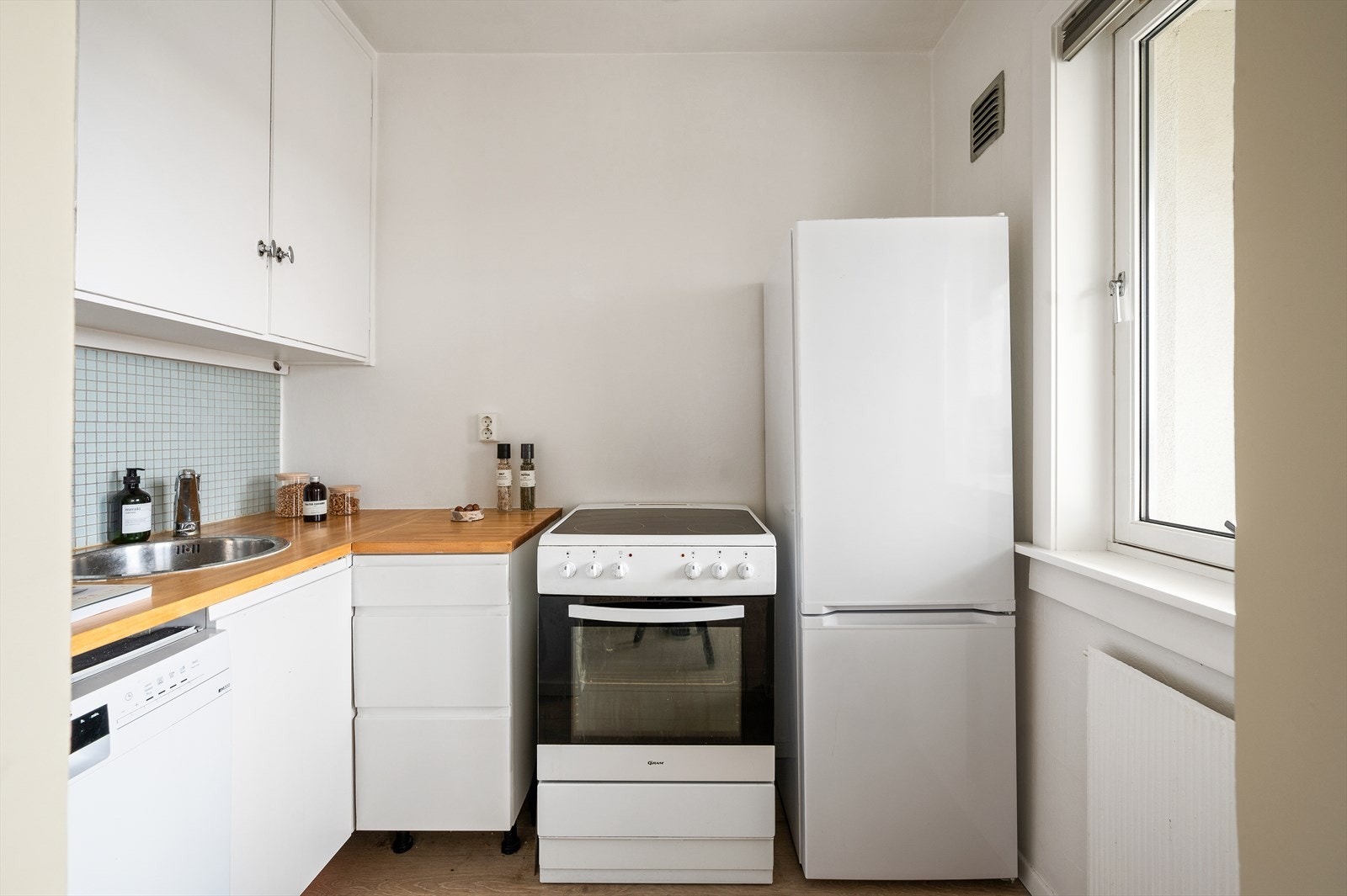 Leiligheten er oppvarmet med radiatorer. Galleribilde