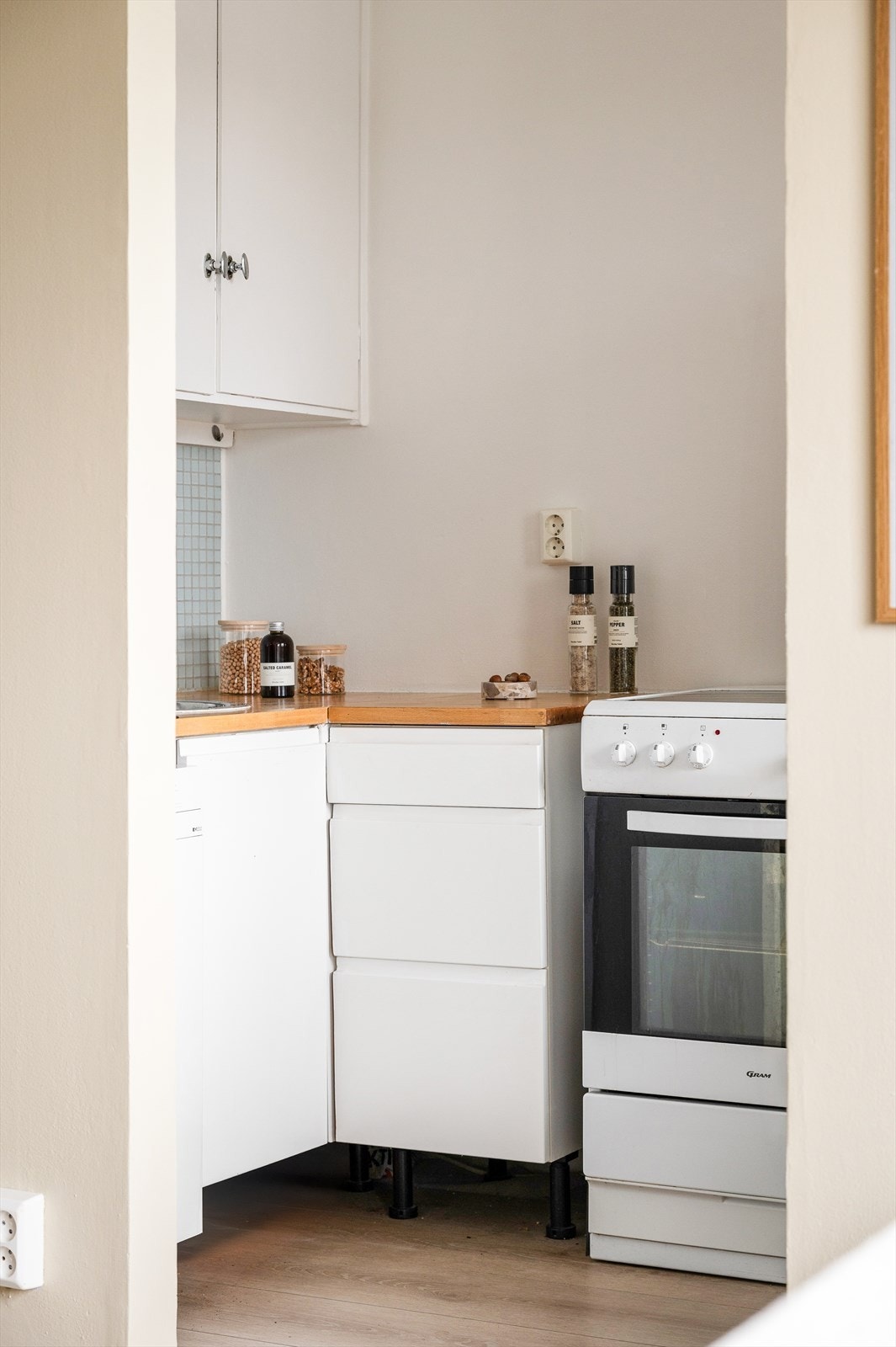 Kjøkkenet er praktisk utnyttet med god skap- og benkeplass. Galleribilde