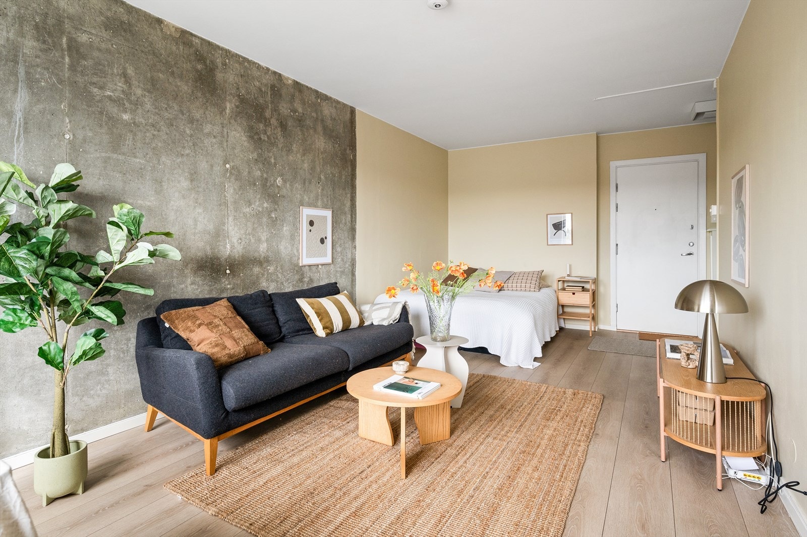 Leiligheten fremstår som lun og moderne med nymalte vegger (april 2025), gjennomtenkt møblering og delikate fargevalg som skaper en lun og moderne atmosfære. Galleribilde