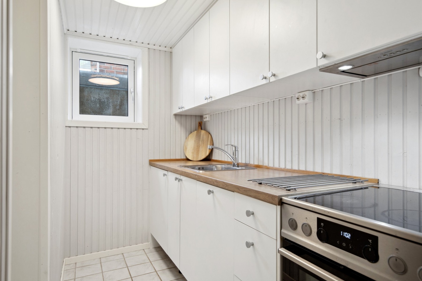 I underetasjen ligger en tiltalende hybel på ca. 25 m² med egen inngang, som består av stue/soverom, kjøkken (2019), bad og gang. Galleribilde