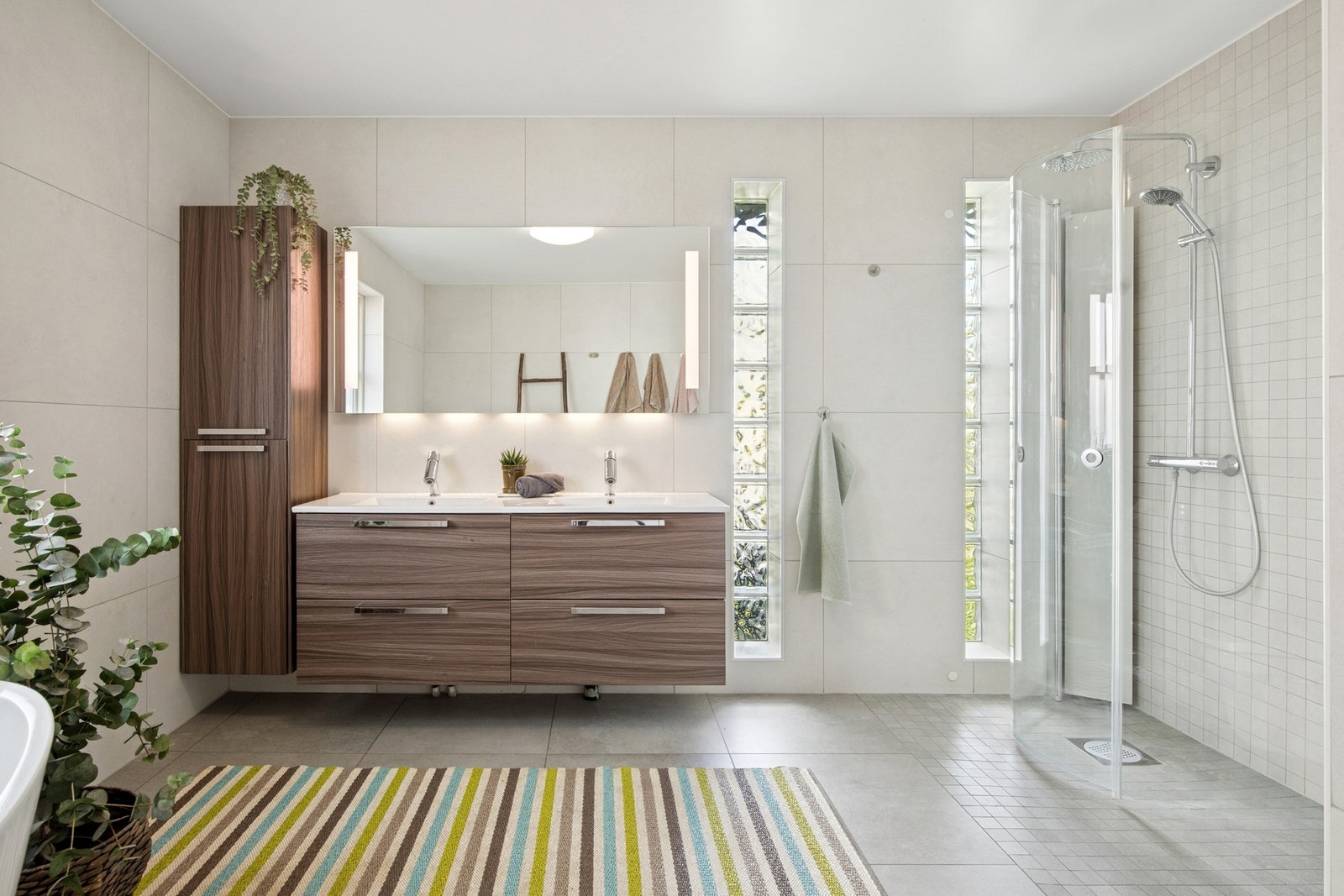 Badet i hovedetasjen ble pusset opp i 2017 og fremstår som moderne og stilrent. Galleribilde