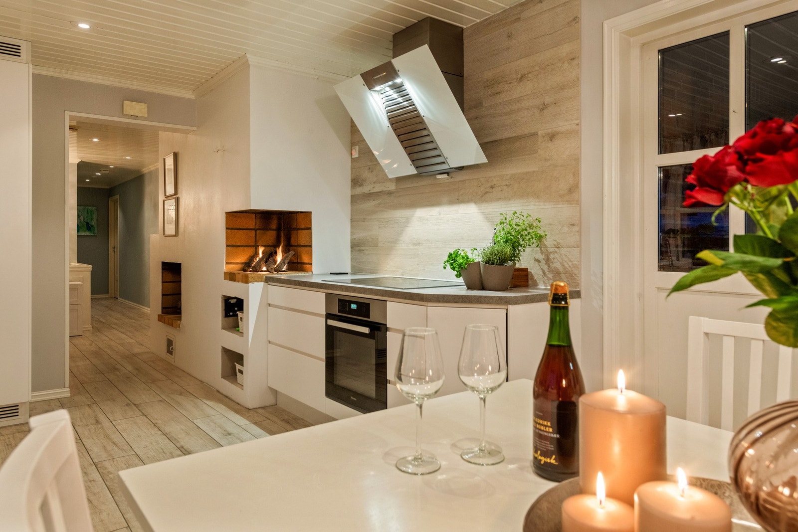 Her får du et hjem som kombinerer moderne oppgraderinger med klassiske detaljer, som vedlikeholdsfri teglsteinsfasade, valmet tak og tidløse detaljer. Galleribilde