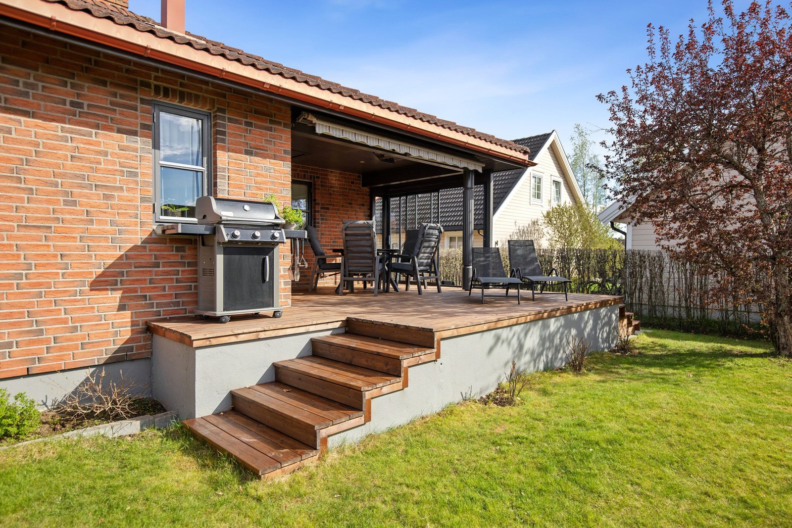 Boligen er omkranset flotte uteområder bestående av hage, terrasse og platting. Galleribilde