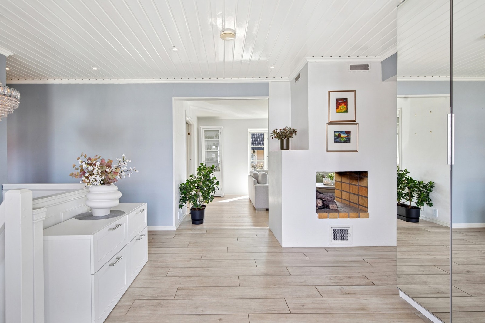 Spotlights i taket gir en stilren og lun belysning, mens brede, klassiske lister understreker boligens elegante uttrykk. Galleribilde