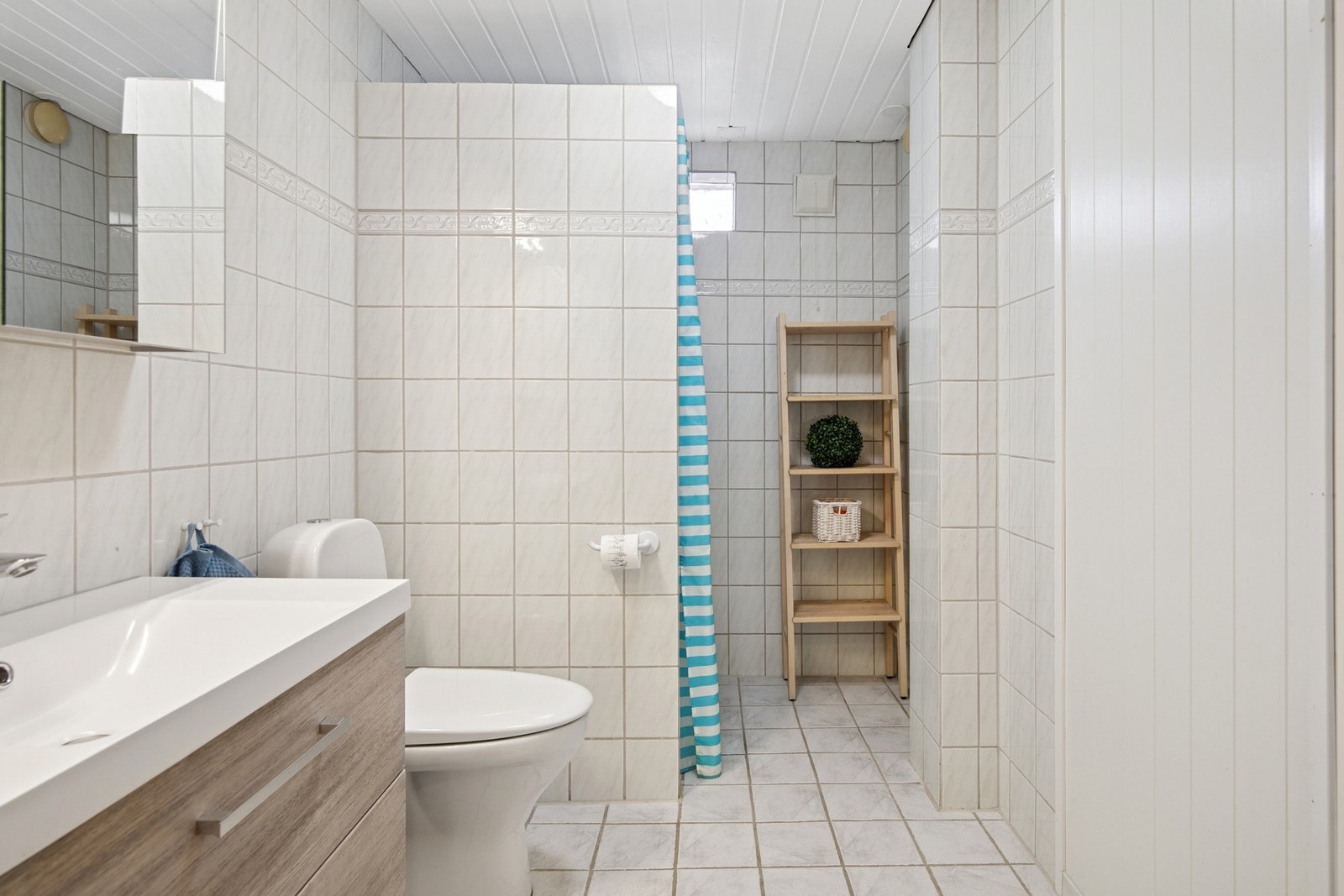 Hybelen fremstår som godt vedlikeholdt, og gir mulighet for utleie med ekstra inntektsmuligheter, eller kan benyttes som en naturlig del av boligen ved behov. Galleribilde