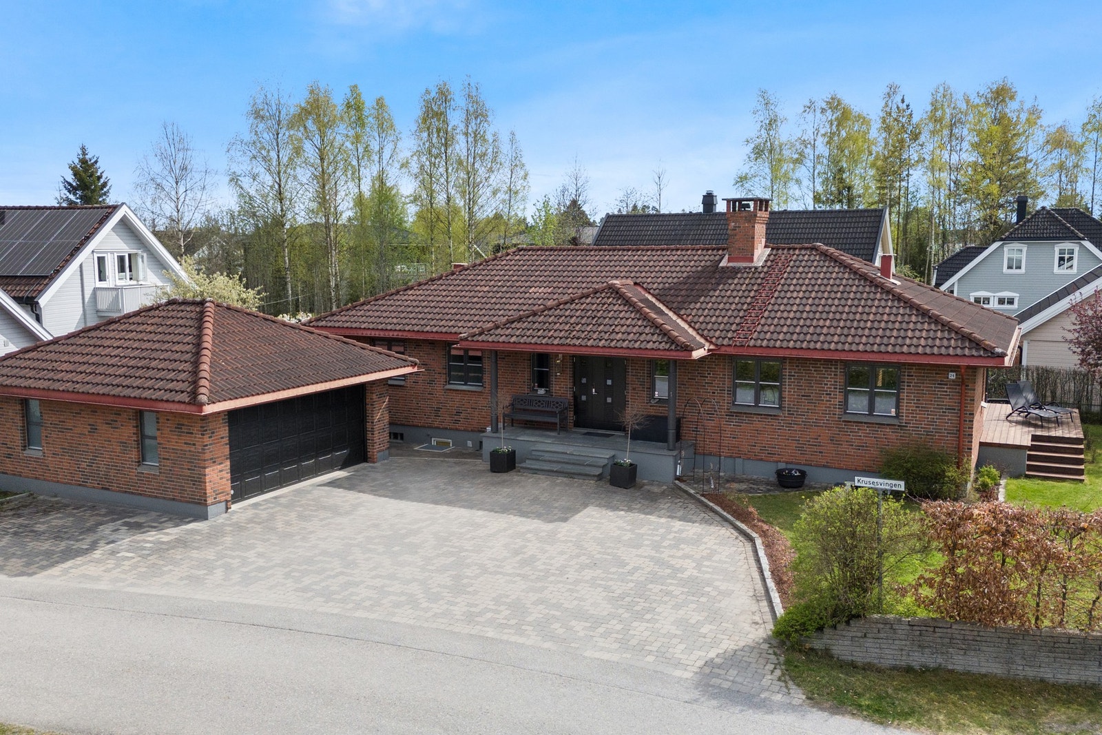 Boligen har en pent opparbeidet gårdsplass med belegningsstein. Galleribilde