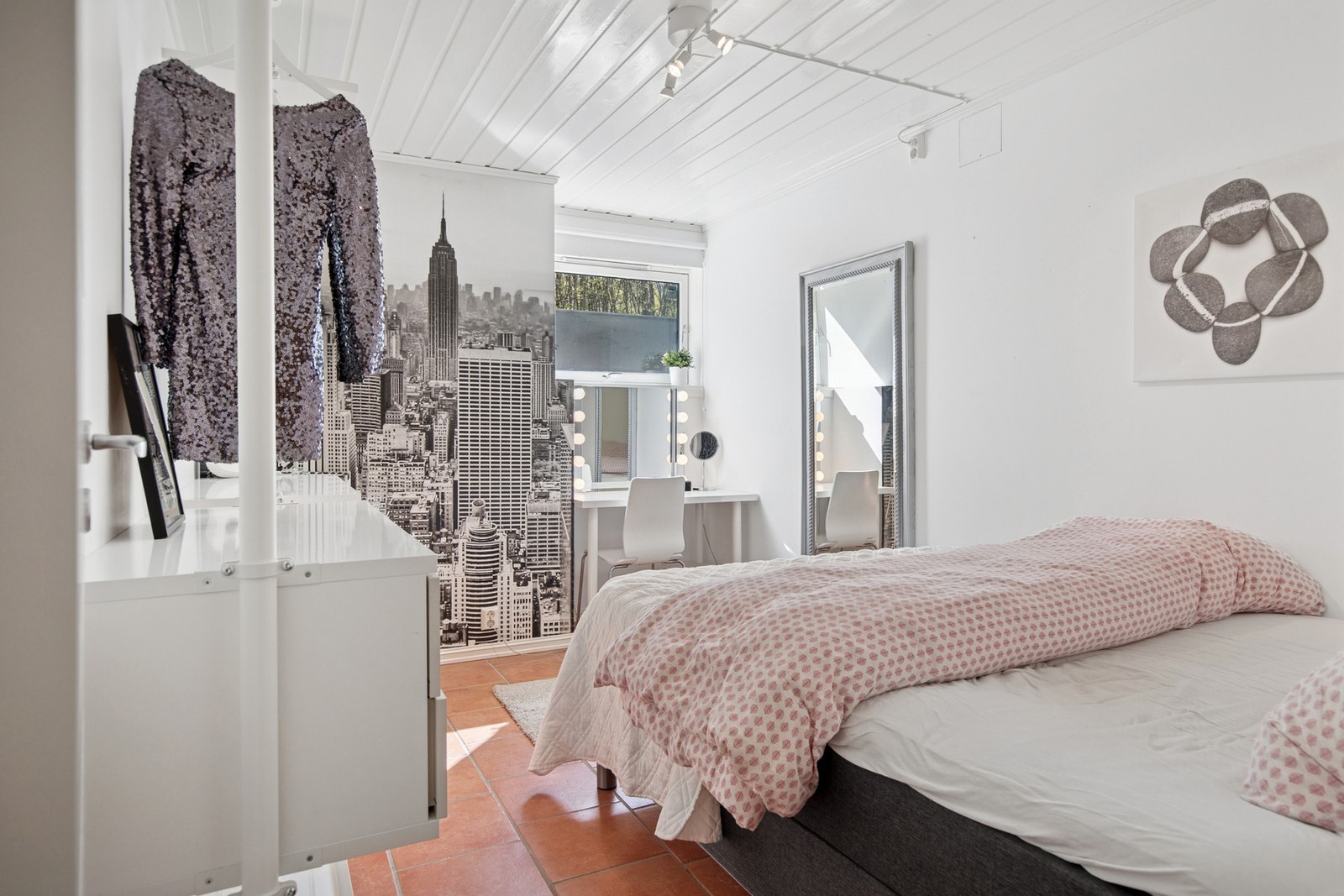 Alle rommene har god plass til både seng, garderobe og annet møblement. Galleribilde
