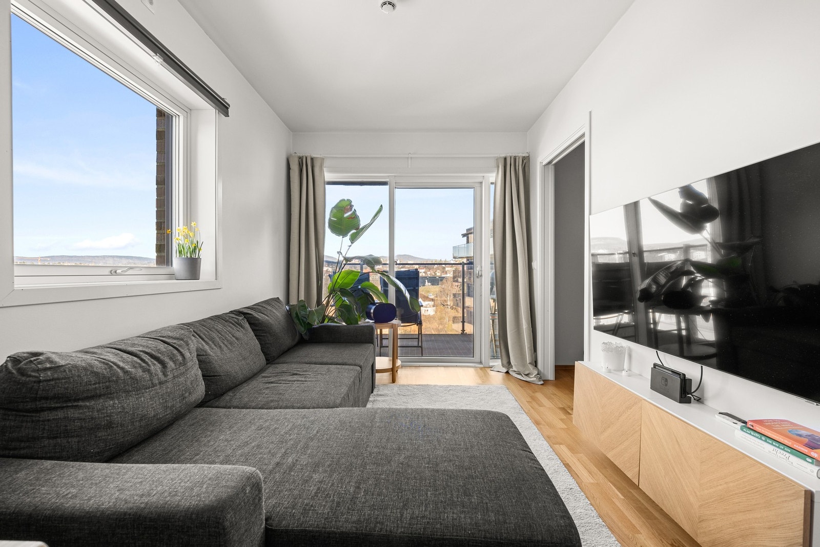 Leiligheten har en lys og innbydende stue. Galleribilde
