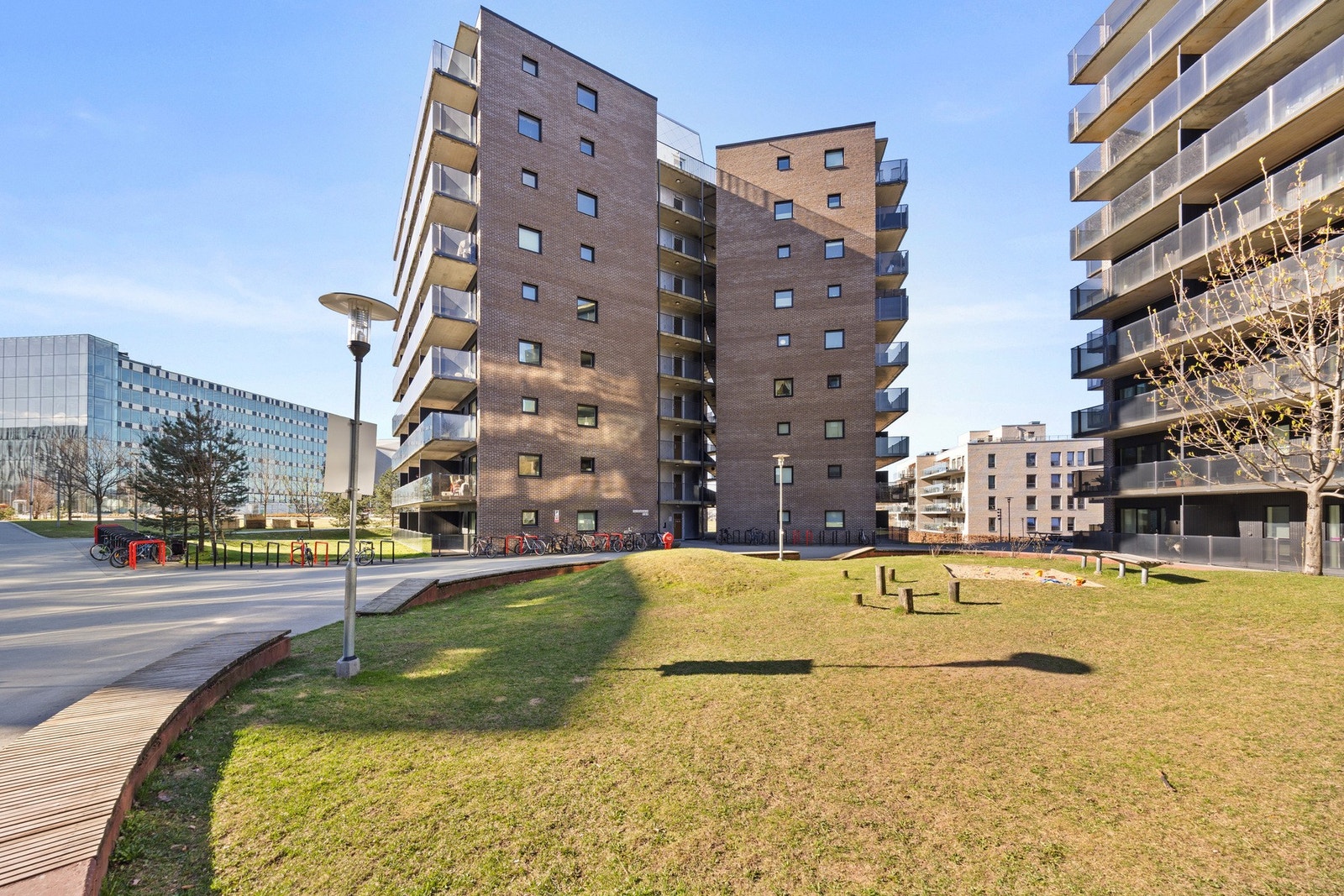 Fornebuporten er et moderne leilighetsområde nordvest på Fornebulandet med god tilknytting til kollektivtransport. Området byr også på kort vei til både butikker, treningssenter, turområder, flere badestrender som blant annet badeplassen på Storøya og de Galleribilde