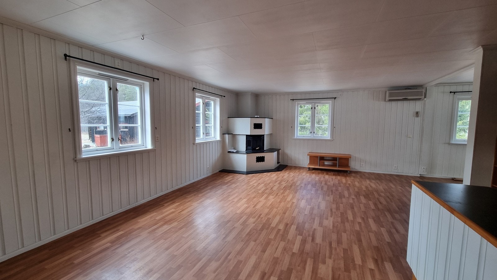 Meget romslig stue med peis i direkte tilknytning kjøkkenet. Galleribilde