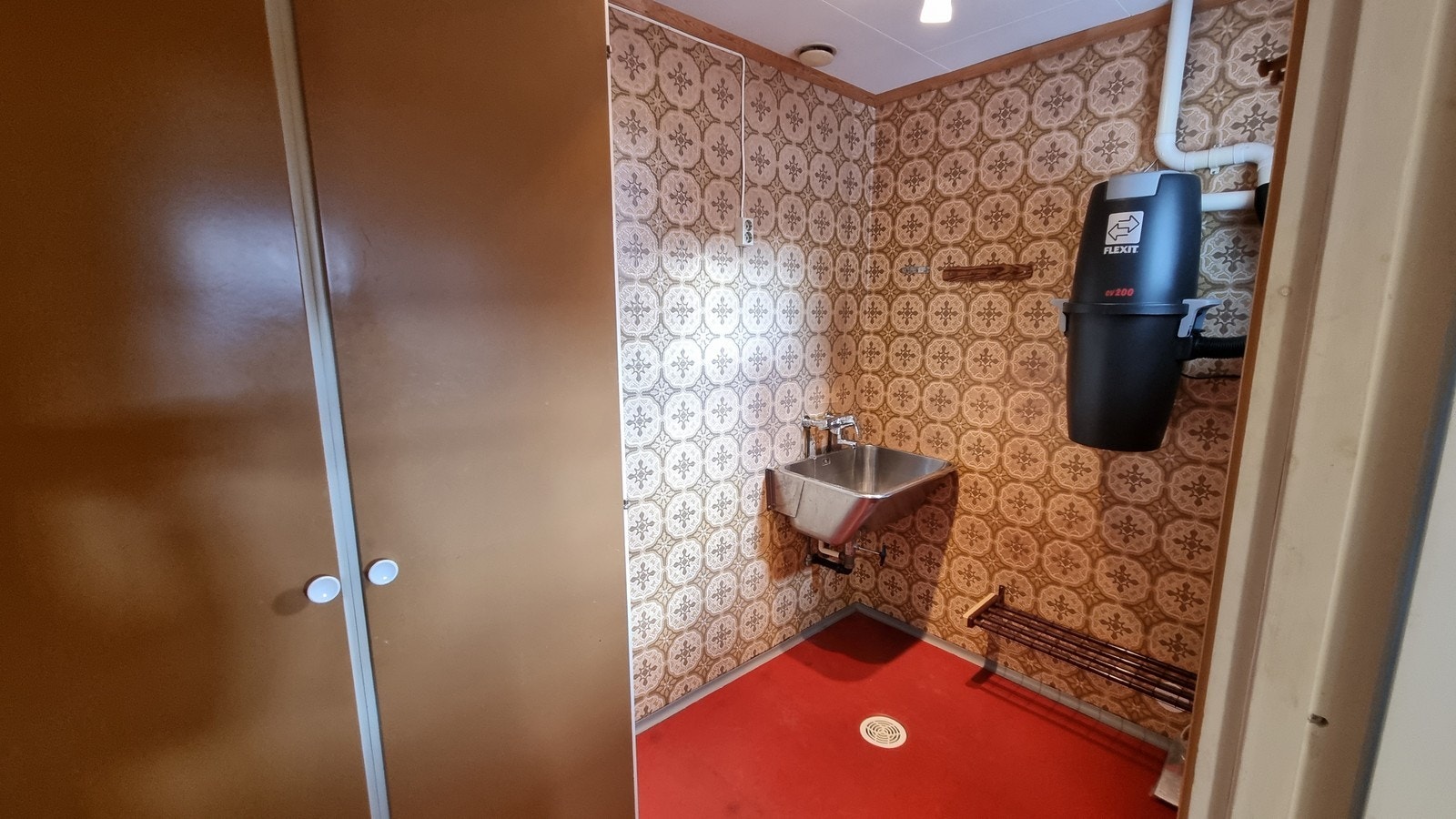 Vaskerom med sentralstøvsuger, opplegg til vaskemaskin og utslagsvask. Galleribilde