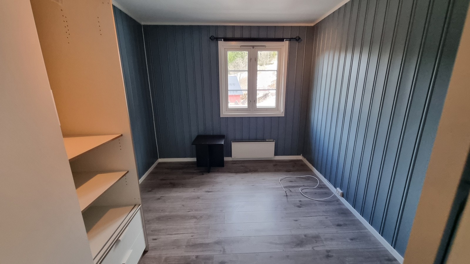 Soverom 1 har plass til en god seng, garderobe og muligens skrivebord. Galleribilde