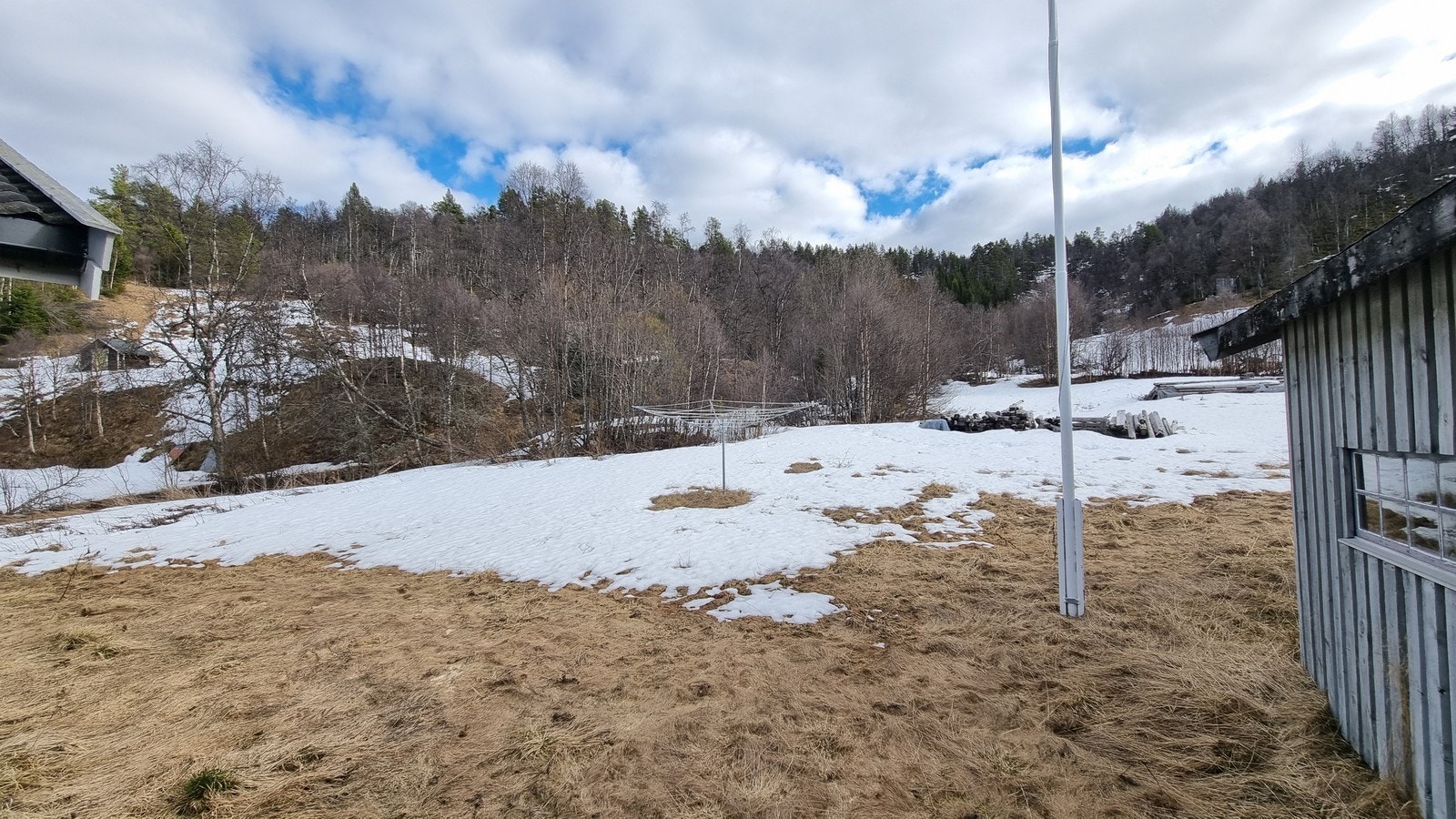 Hage med umiddelbar nærhet til naturen. Galleribilde